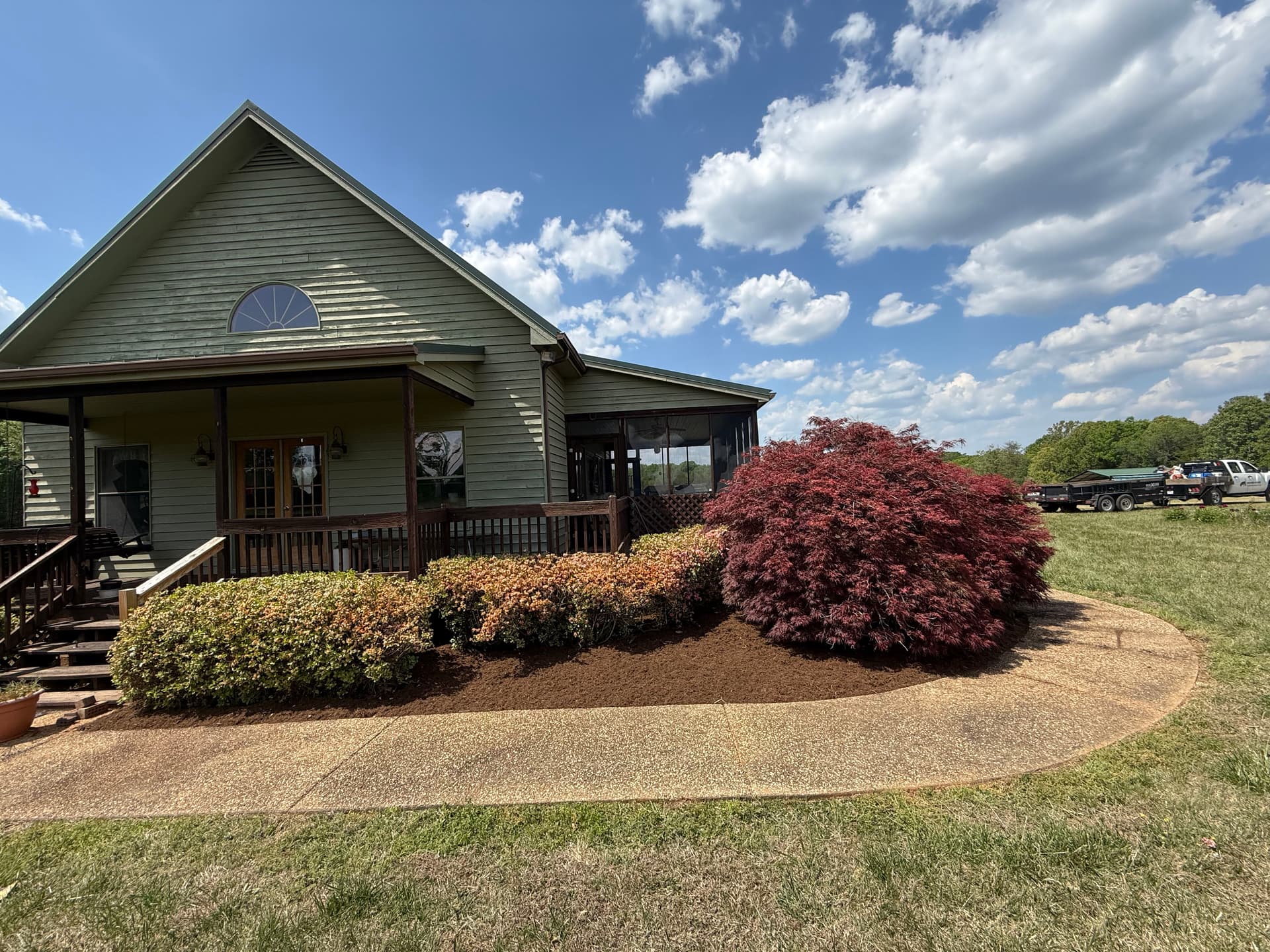 Gallery photos for Overgrown Mulch Beds Cleaned Up and Looking Sharp: Image #3